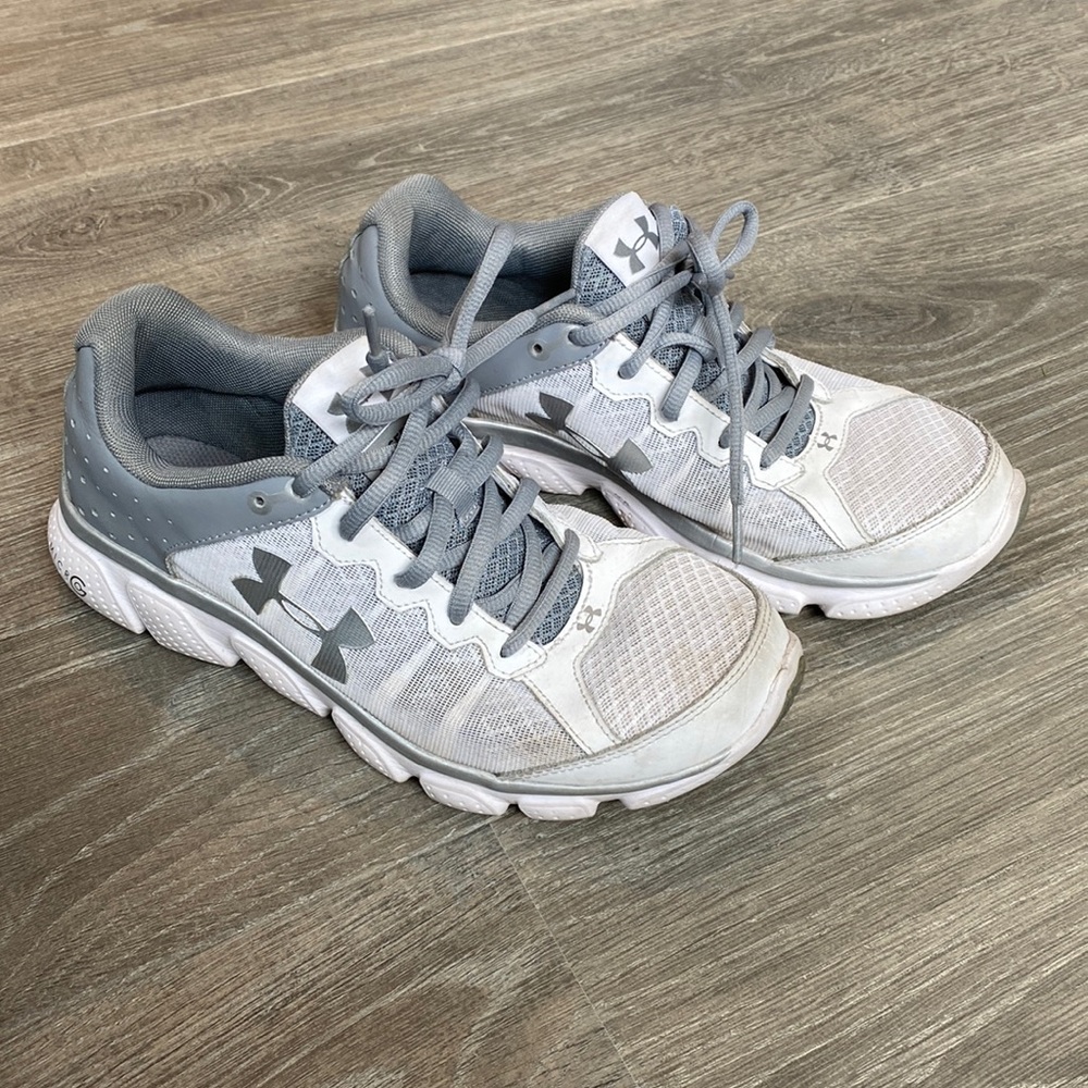 Under Armour tennis shoes size 8.5